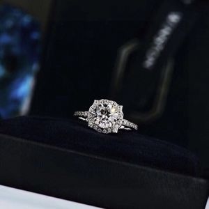 Women's 18K White Gold engagement diamond ring